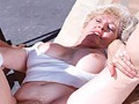 金髪五十路・六十路お婆ちゃんボディビルダー膣圧トレーニング屋外6P乱交ファック！！　サンプル画像05